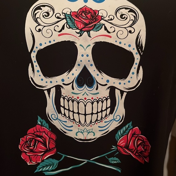 NWOT No Boundries V-Neck Skull Roses Shirt - Picture 4 of 4